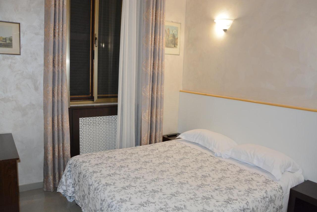 Hotel Roma Carina Extérieur photo