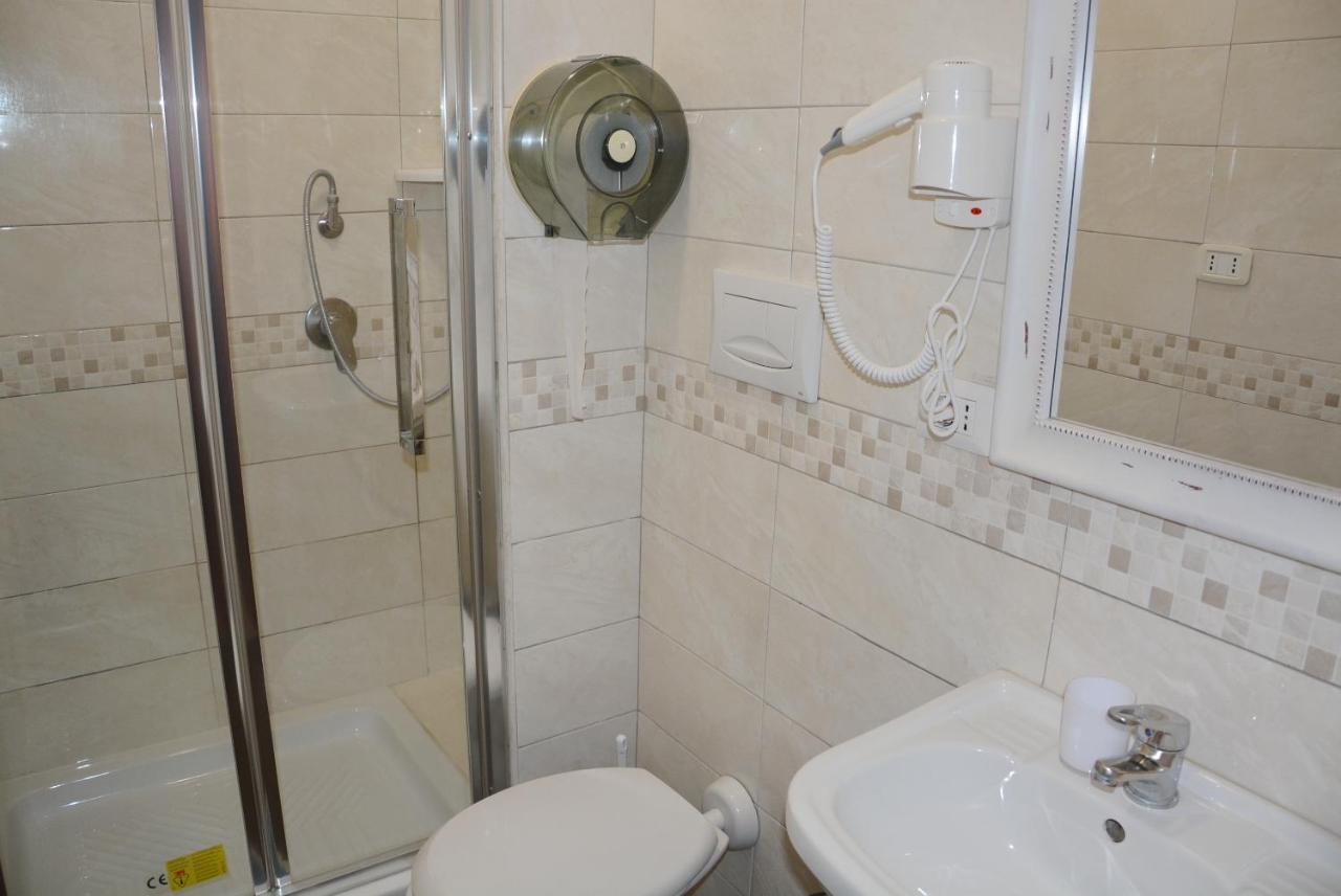 Hotel Roma Carina Extérieur photo