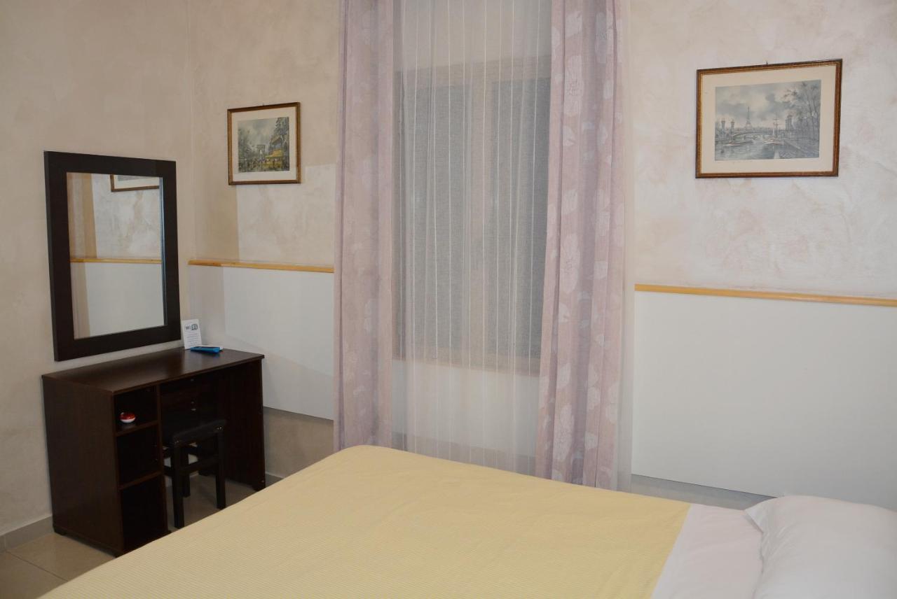 Hotel Roma Carina Extérieur photo
