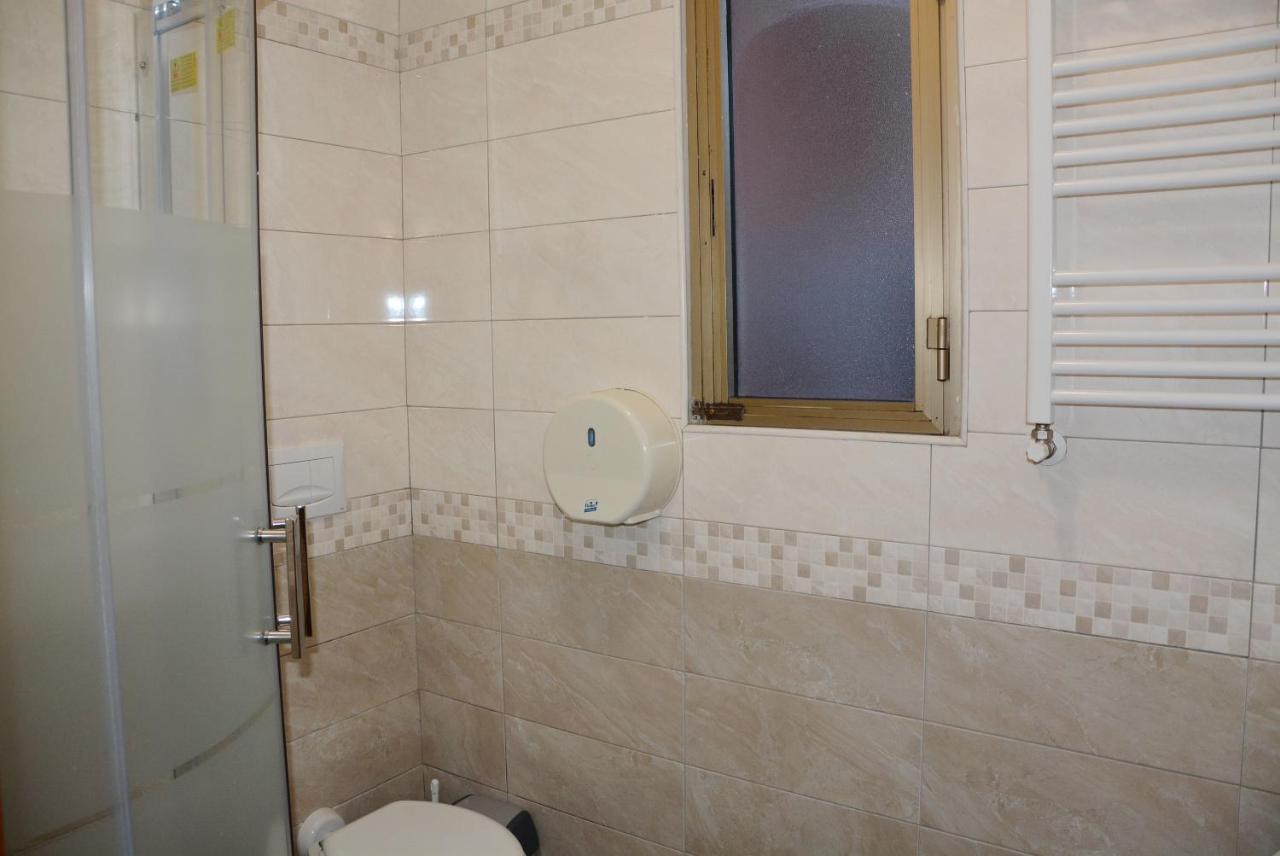 Hotel Roma Carina Extérieur photo
